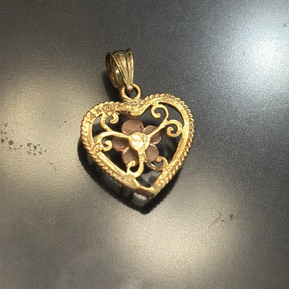 14k Yellow Rose Gold Heart Flower Small Necklace Pendant - Picture 2 of 4